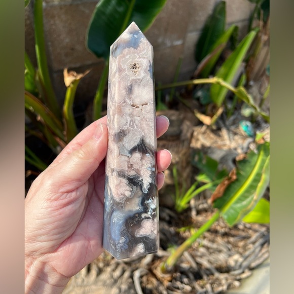 Black Flower Agate Tower - Picture 2 of 11